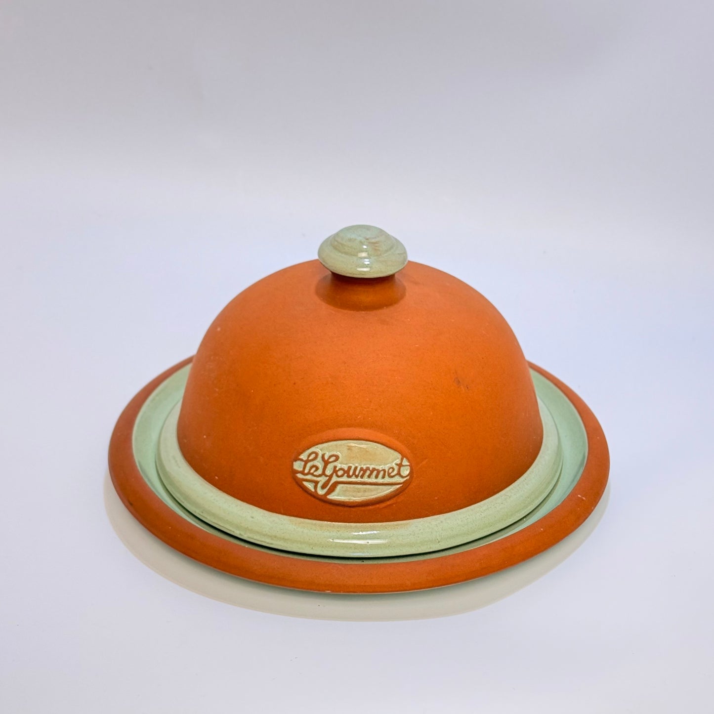 Serveringsfad med klokke i stentøj – Le Gourmet – terracotta og grøn – vintage