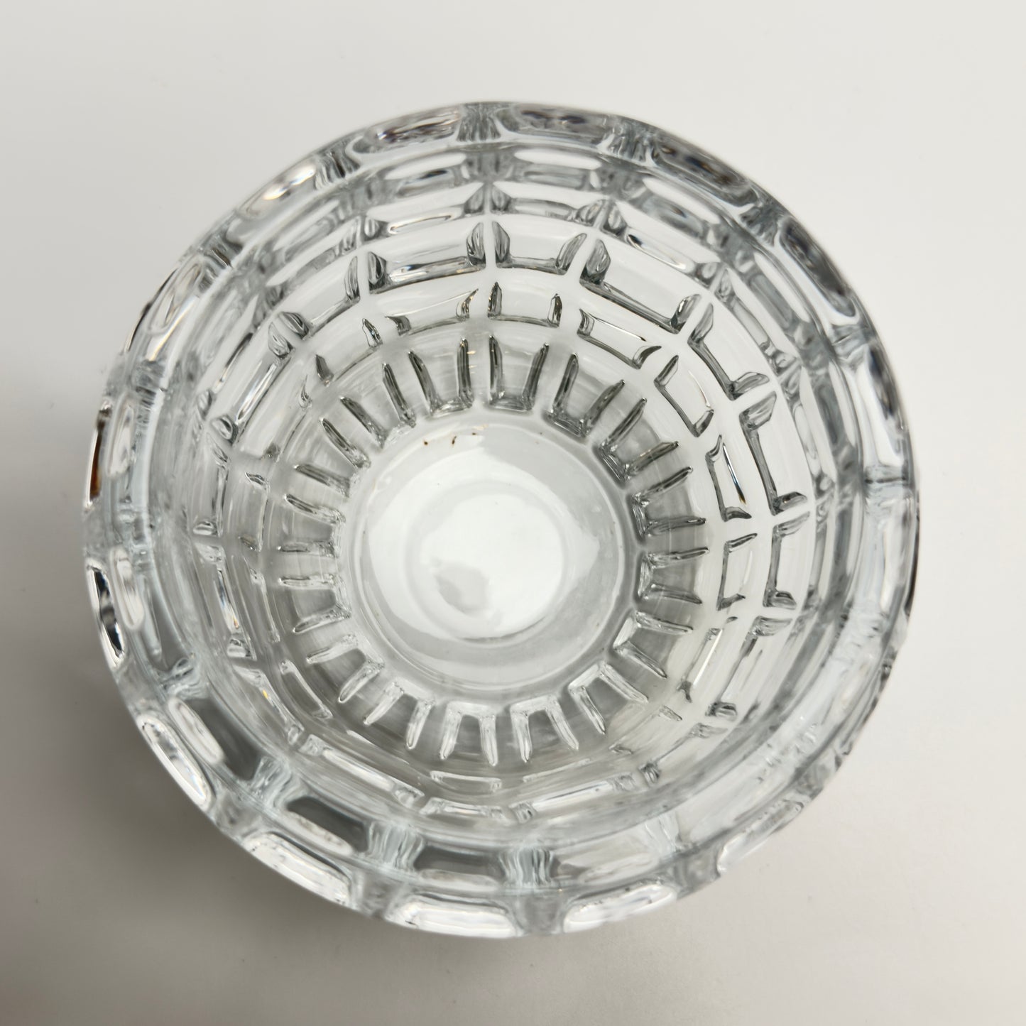 Vintage fyrfadstage i kraftigt klart glas med kubisk mønster