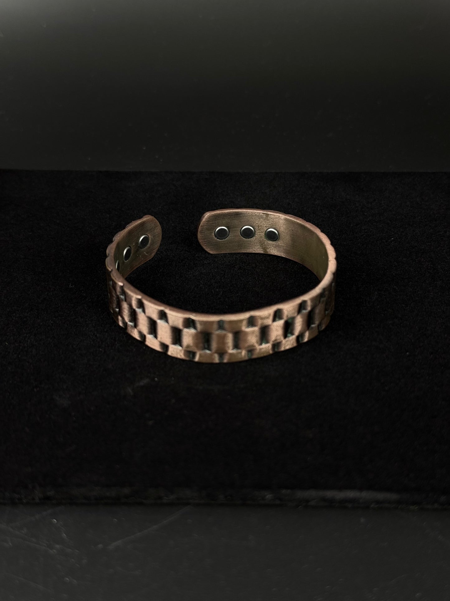 Kobber armbånd med magneter og præget mønster