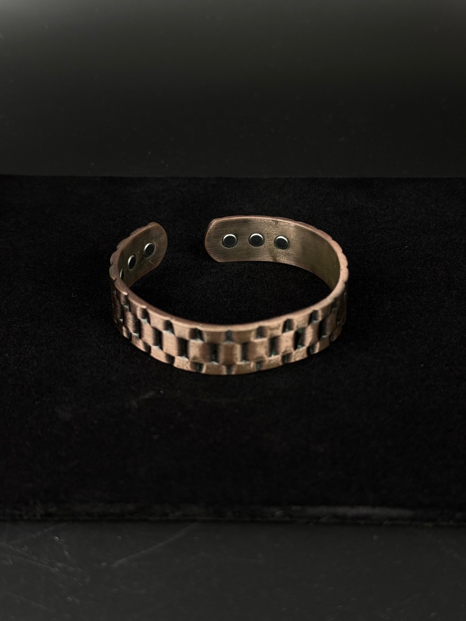 Kobber armbånd med magneter og præget mønster