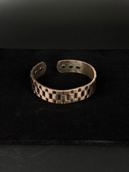 Kobber armbånd med magneter og præget mønster