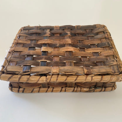 Håndflettet bakke i naturmateriale med hanke