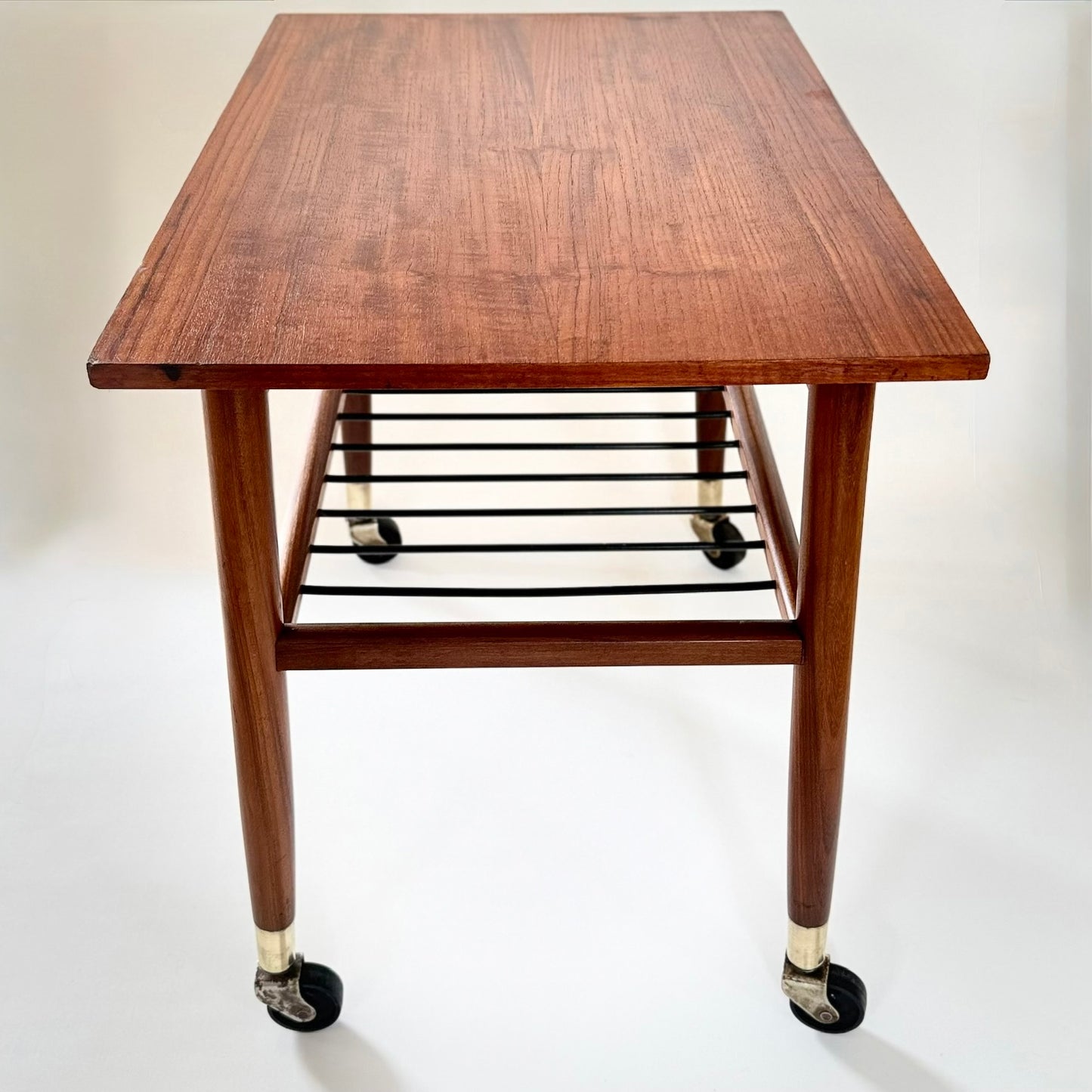 Teak rullebord / sidebord med messingdetaljer – dansk design stil
