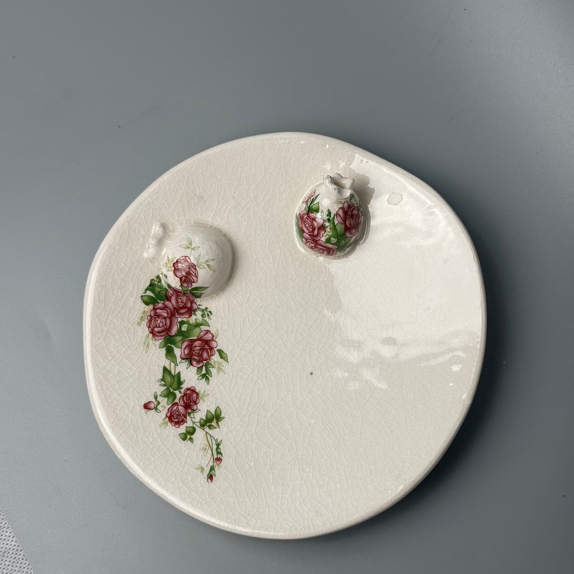 Vintage smykkefad i krakeleret fajance med rosedekor og granatæbler - midcentury