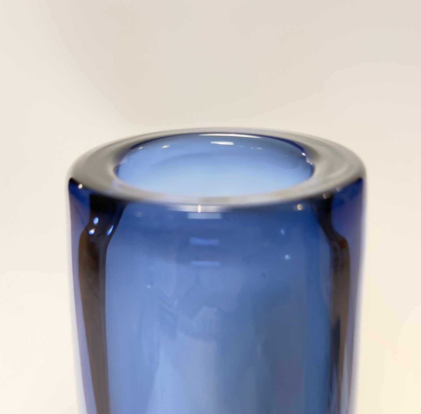 Holmegaard safir cylindrisk vase i safirblåt glas, 30,5 cm, designet af Per Lütken – med KFUM-Spejder gravering