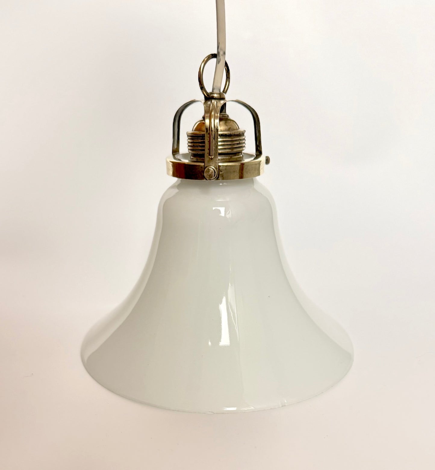 Opalglas-Pendelleuchte mit Messingaufhängung – ca. 1940–1950er Jahre
