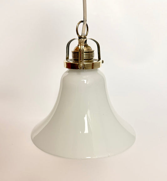 Opalglaspendel med messingophæng – ca. 1940–1950’erne
