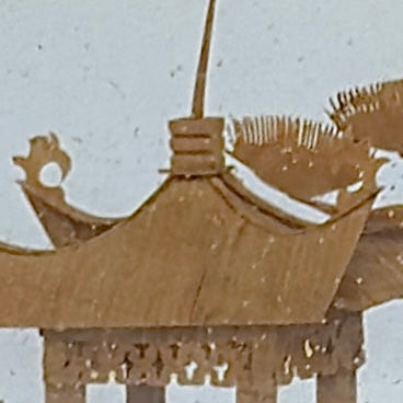 Kinesisk korkudskæring med landskab, pagode og panda udskæring i glasmontre