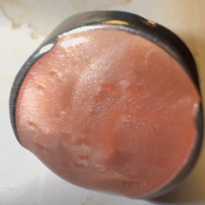 Vintage brutalistisk statementring i forsølvet metal med rosa resin