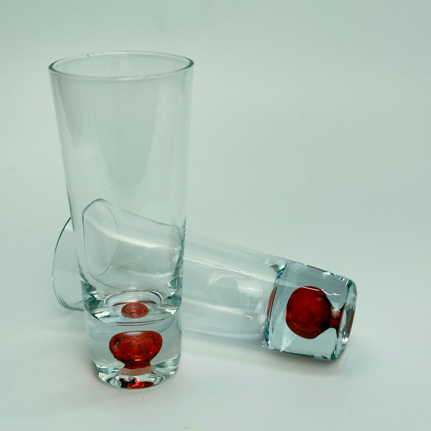 Vintage shot/snapseglas i klart kunstglas med rød indkapslet glaskugle