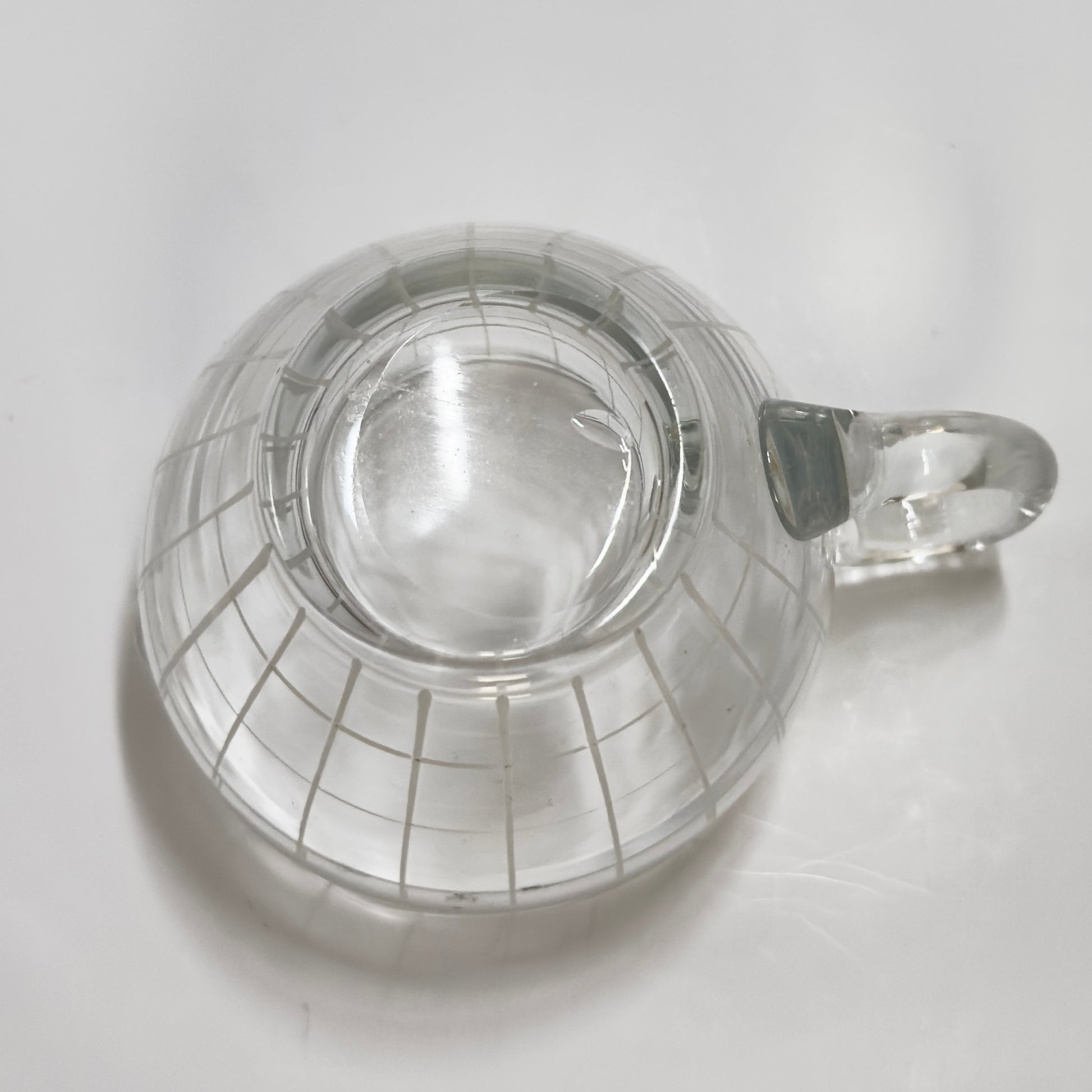 Vintage flødekande i klart glas med hvidt gittermønster – mid century design