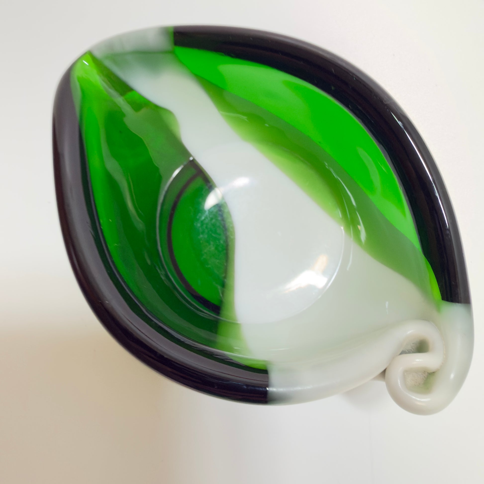 Vintage grøn/hvid skål i mundblæst kunstglas – mid-century skål