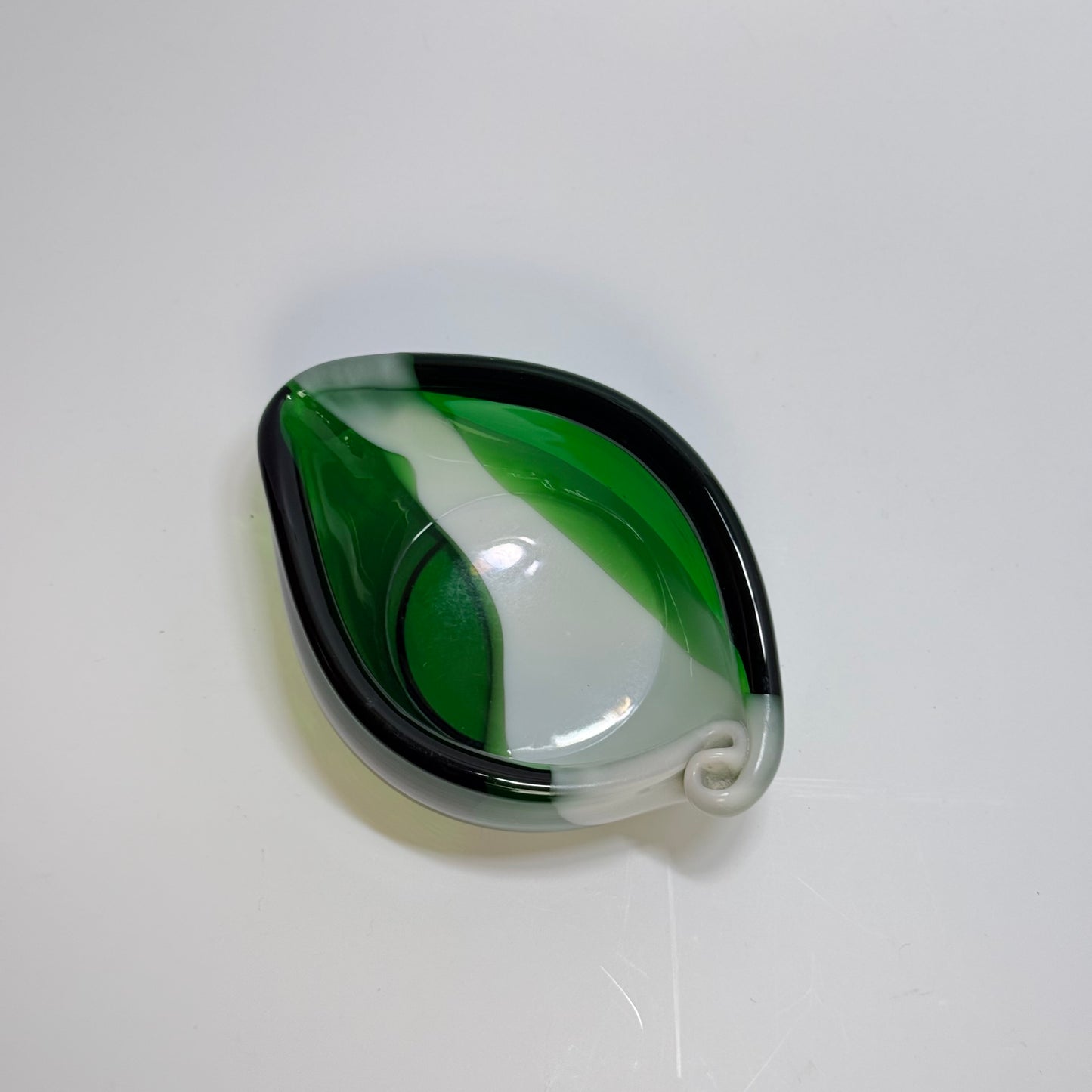 Vintage grøn/hvid skål i mundblæst kunstglas – mid-century skål