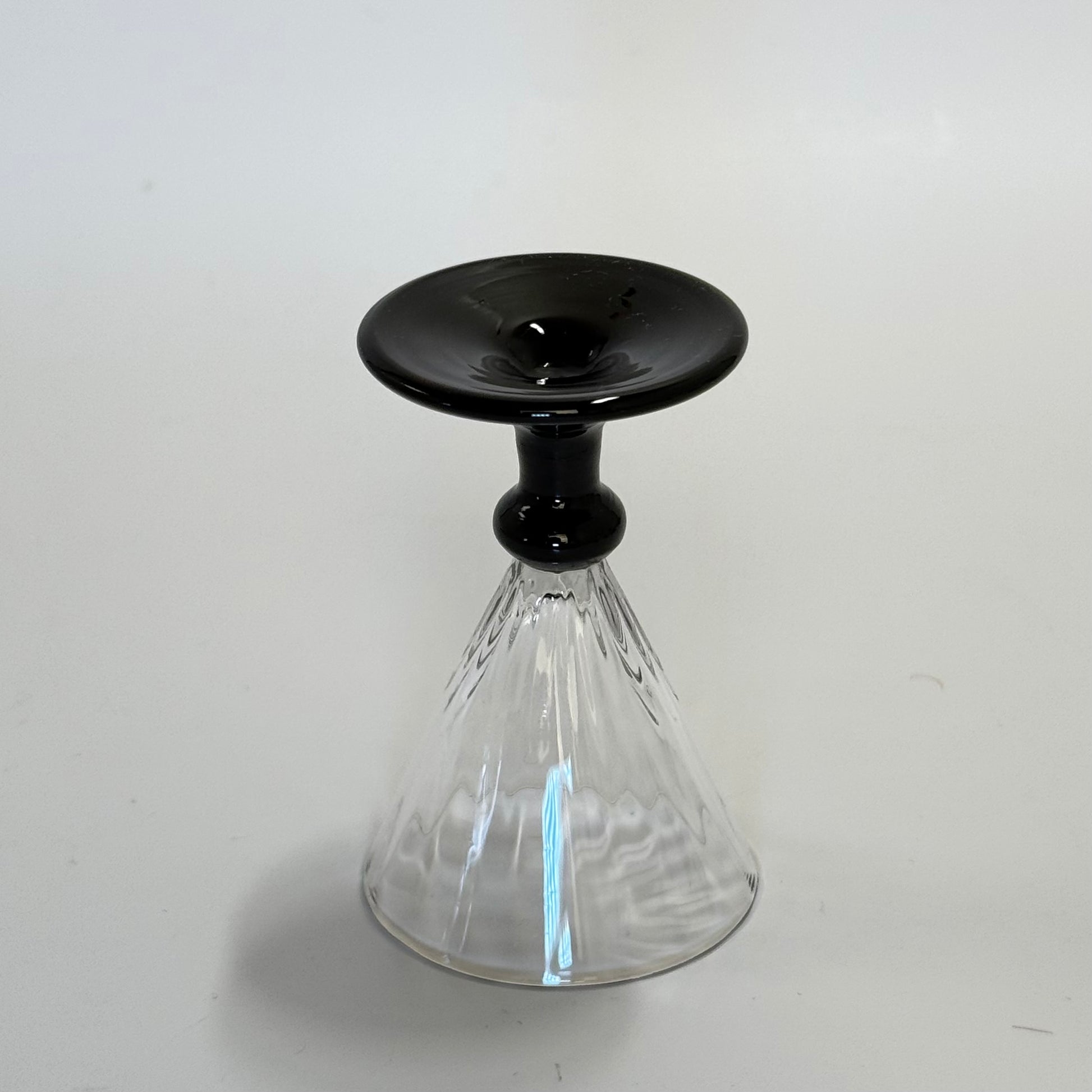 Holmegaards Klintholm med optiske striber og sort stilk og fod, snapseglas 