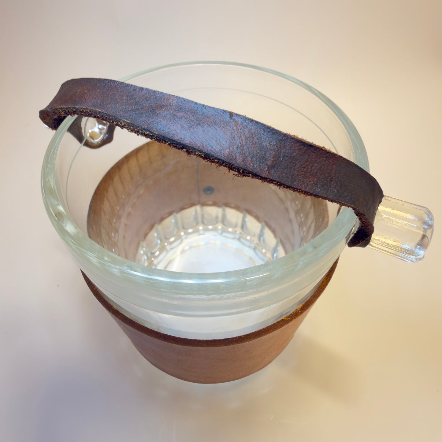 Vintage italiensk isspand i kraftigt presset glas med læder og læderhank