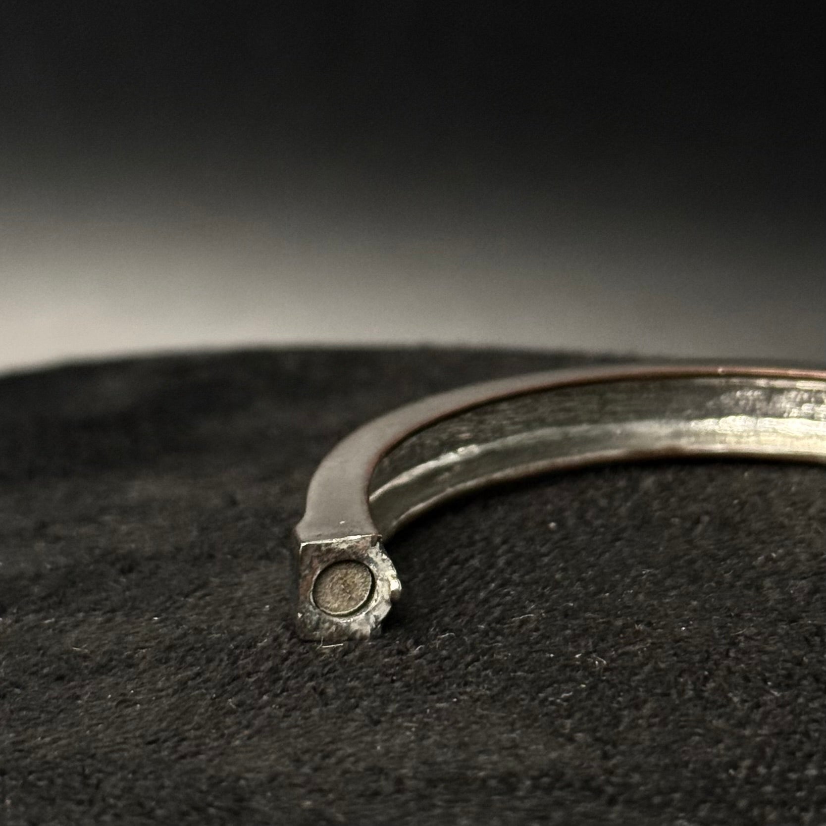 Sølvfarvet hængslet armring med magnetlås og rhinsten