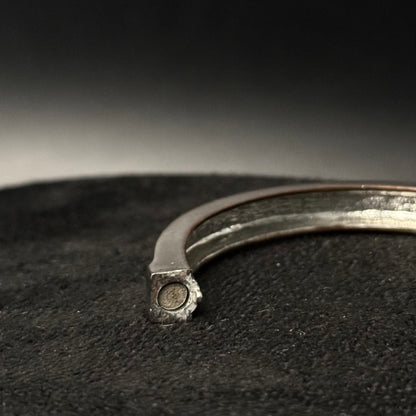 Sølvfarvet hængslet armring med magnetlås og rhinsten