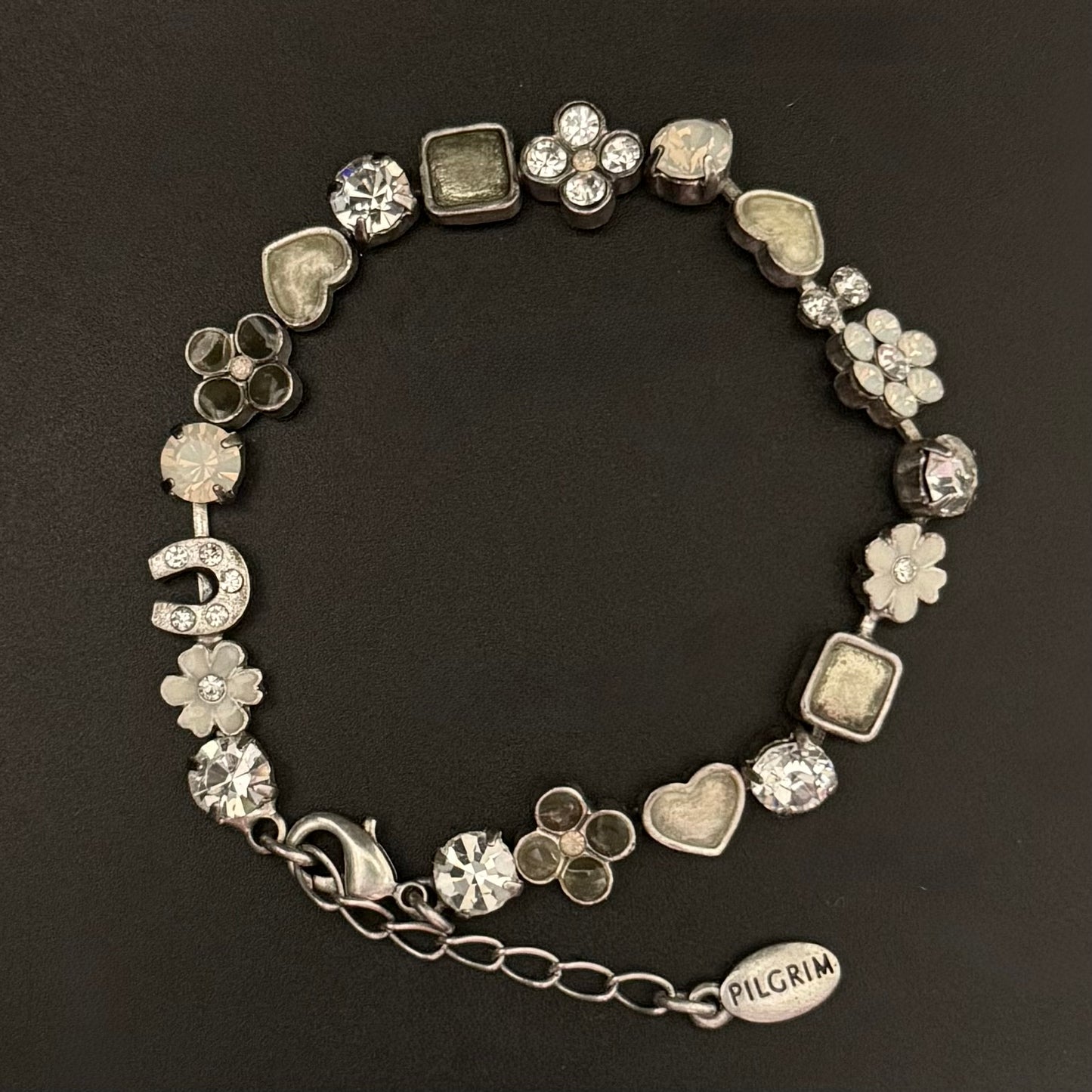 Pilgrim armbånd med charms og rhinsten – sølvfarvet