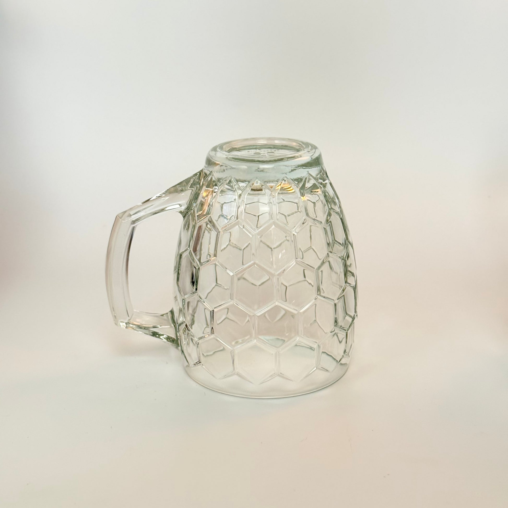 Erik Bagger ølkrus i solidt presset glas med hexagonmønster - 40 cl