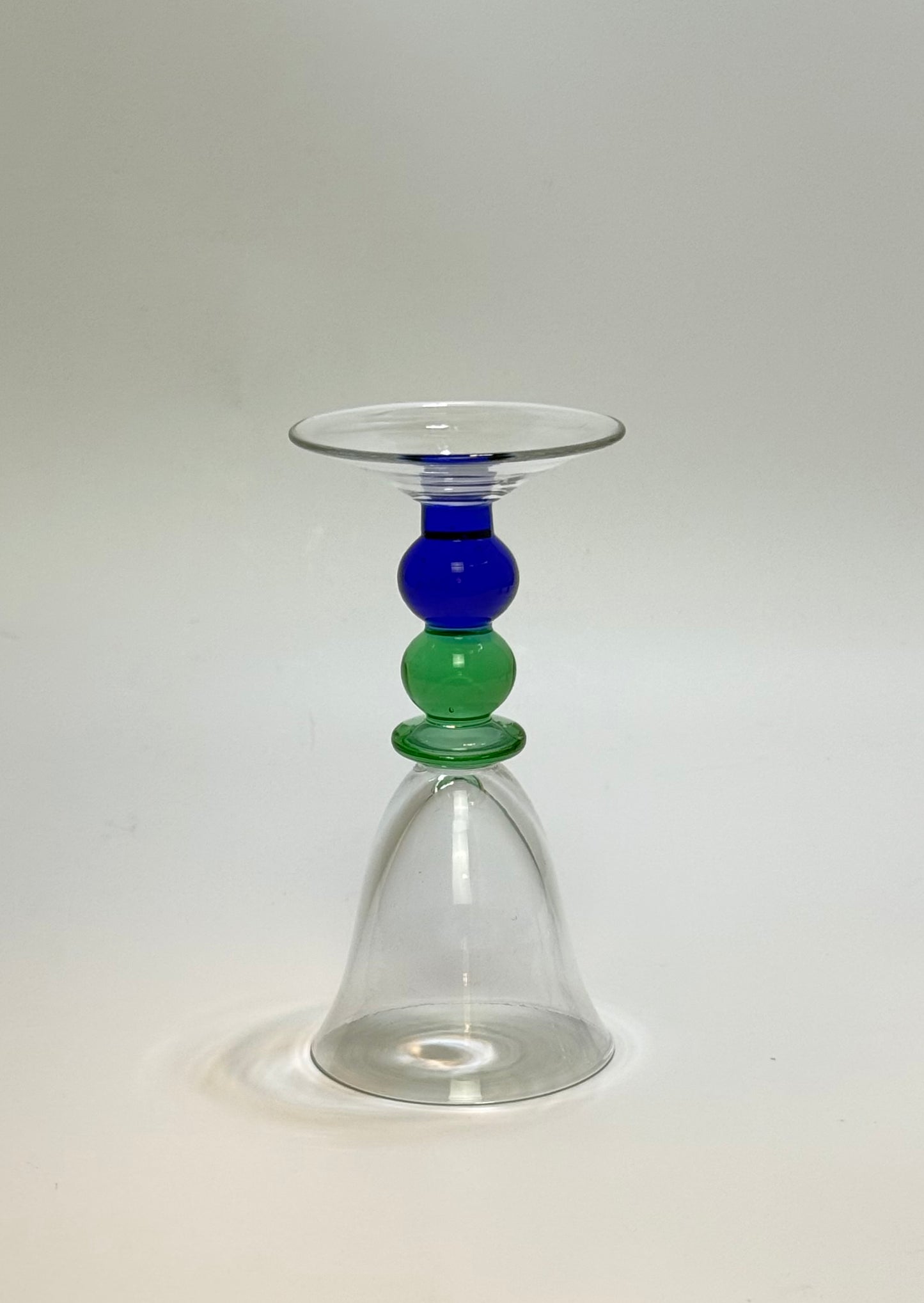 Vinglas med dekorativ stilk og grønne og blå glaskugler – midcentury design