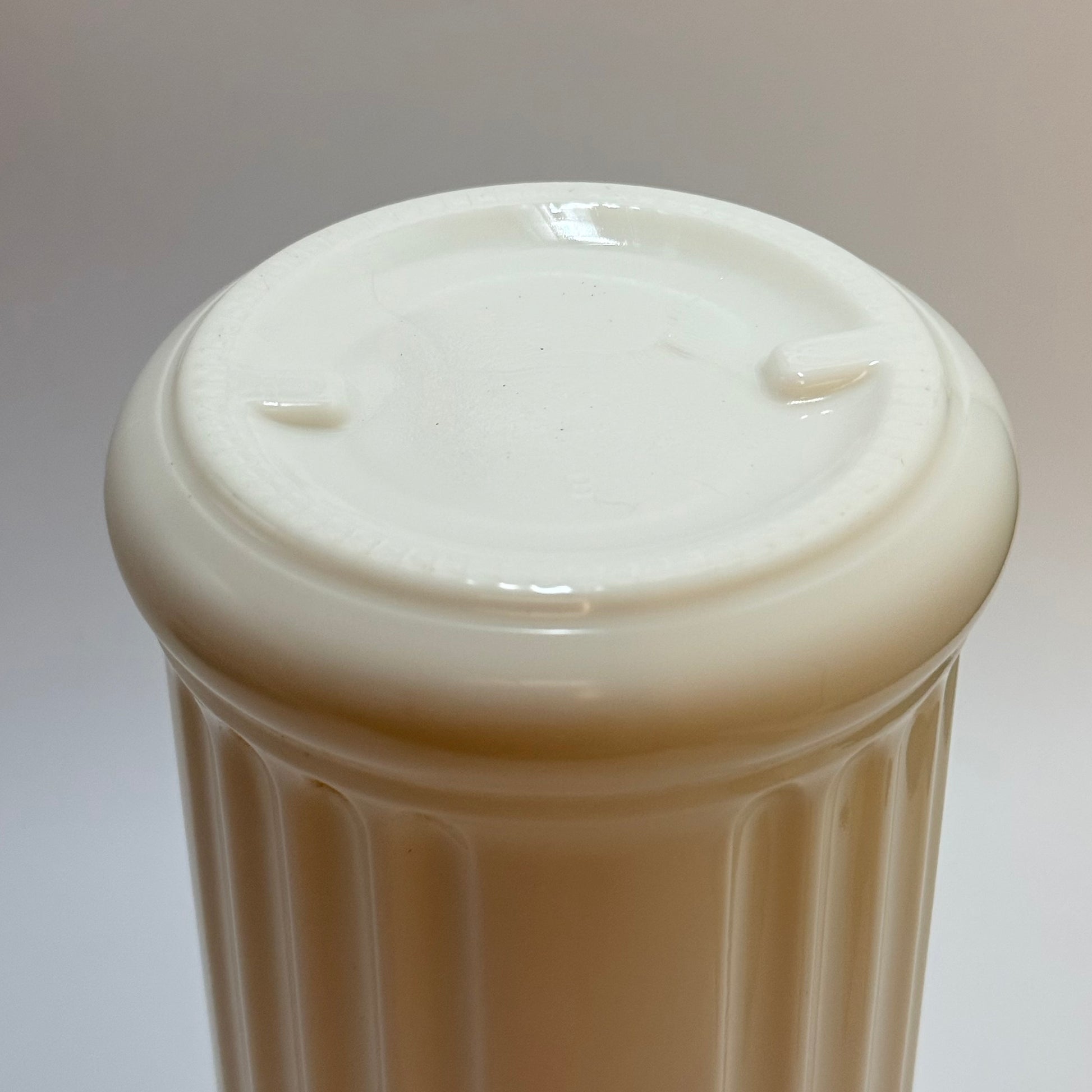 Apotekerkrukke i opalineglas med låg – vintage opbevaringskrukke – Italy præger i bund