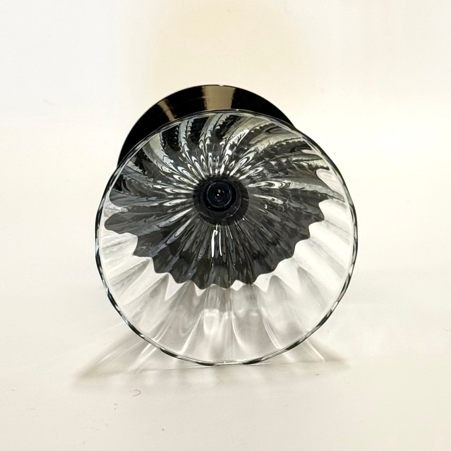 Holmegaards Klintholm med optiske striber og sort stilk og fod, hedvinsglas