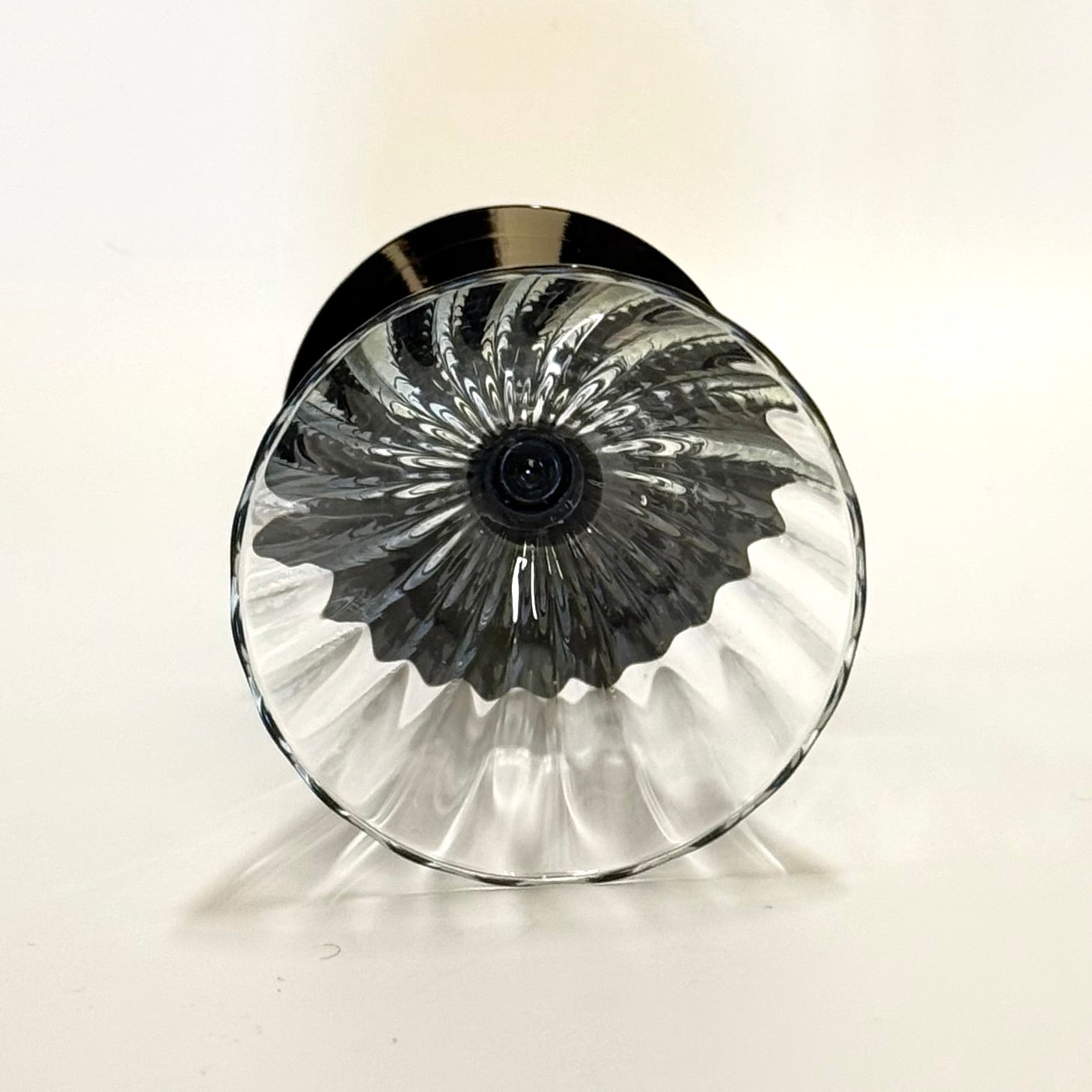 Holmegaards Klintholm med optiske striber og sort stilk og fod, hedvinsglas