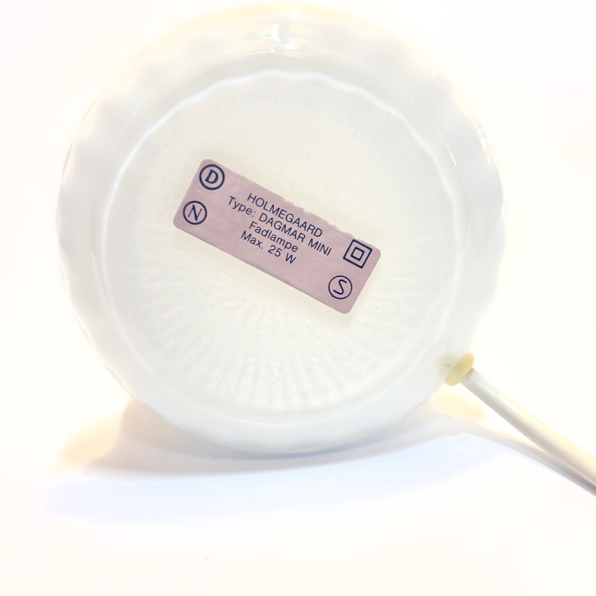 Holmegaard “Dagmar Mini” fadlampe – hvid opalglas, messing