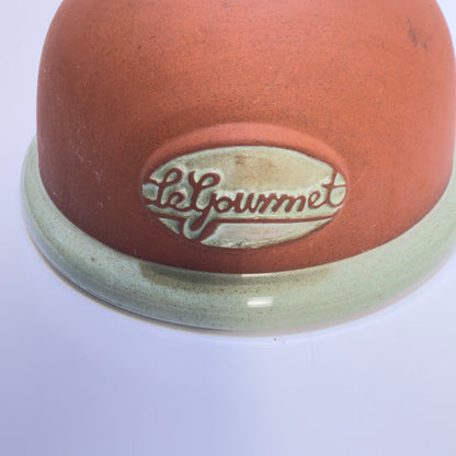 Serveringsfad med klokke i stentøj – Le Gourmet – terracotta og grøn – vintage