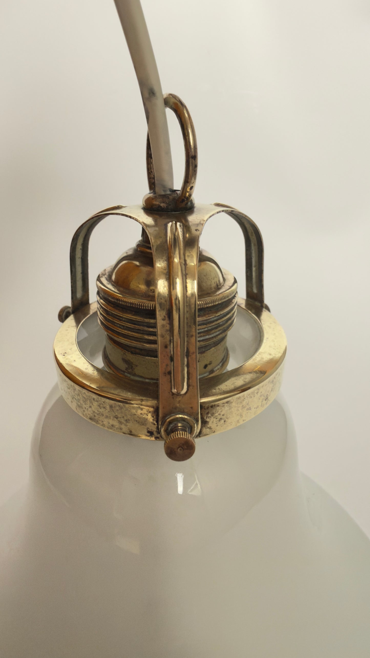 Opalglas-Pendelleuchte mit Messingaufhängung – ca. 1940–1950er Jahre