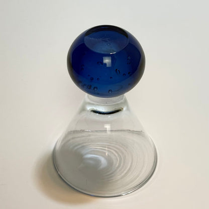 Vintage martiniglas med blå kuglestilk – midcentury stil