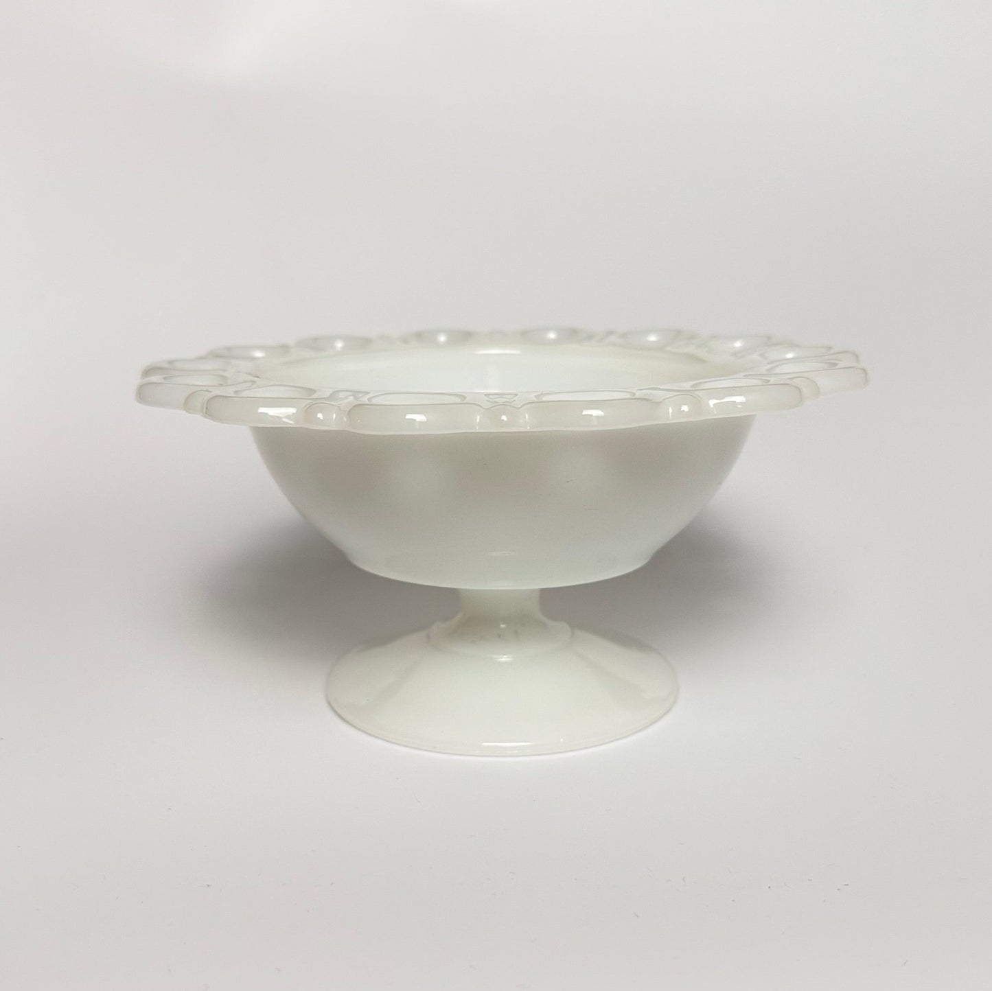 Glasskål i opalglas med blondekant og med opsats, fra 1950-1970’erne