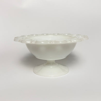 Glasskål i opalglas med blondekant og med opsats, fra 1950-1970’erne