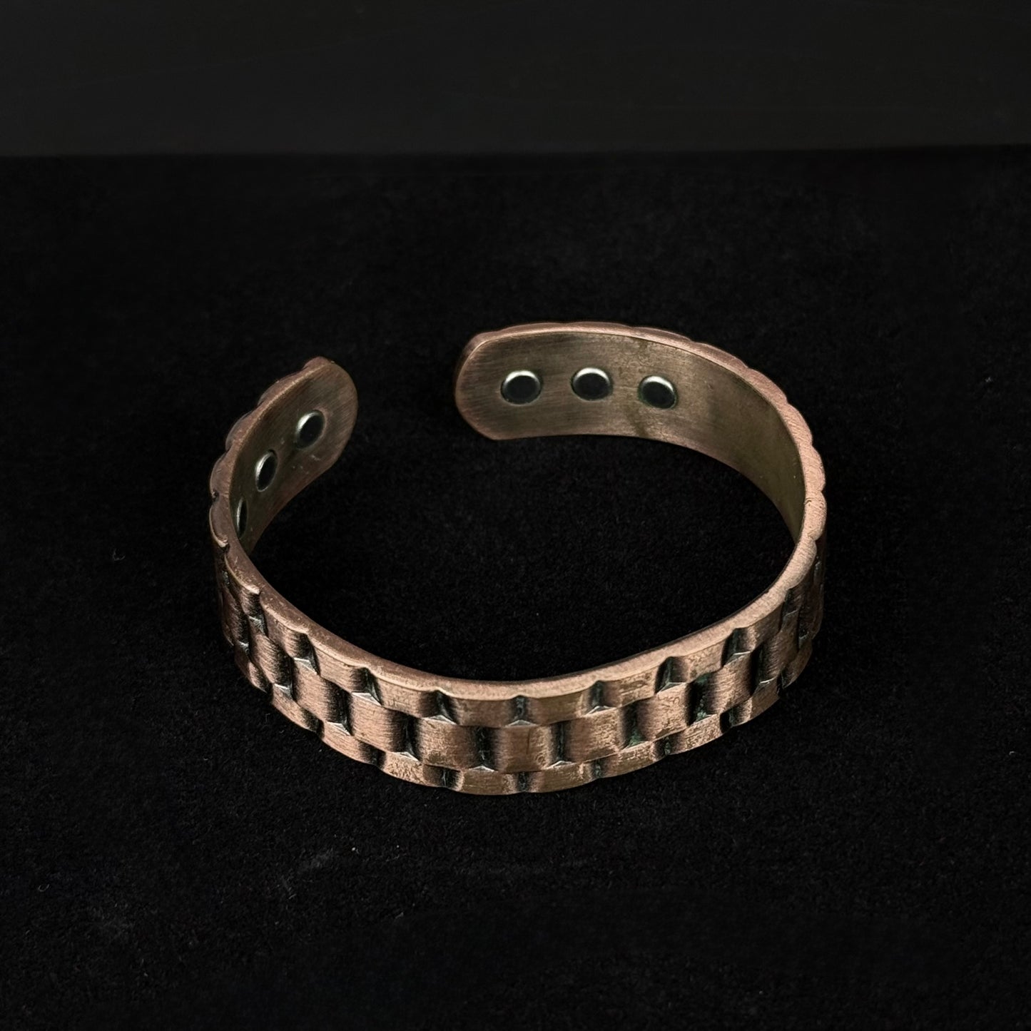 Kobber armbånd med magneter og præget mønster