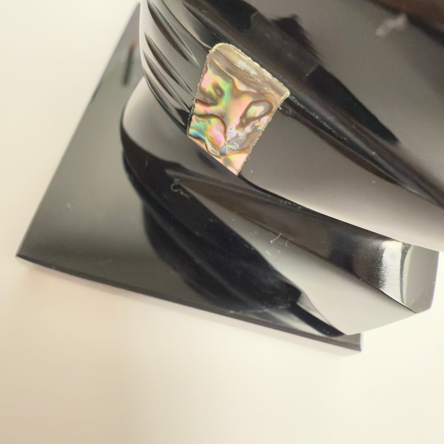 Mexicansk figur udskåret i sort obsidian med bl.a. perlemors indlæg 