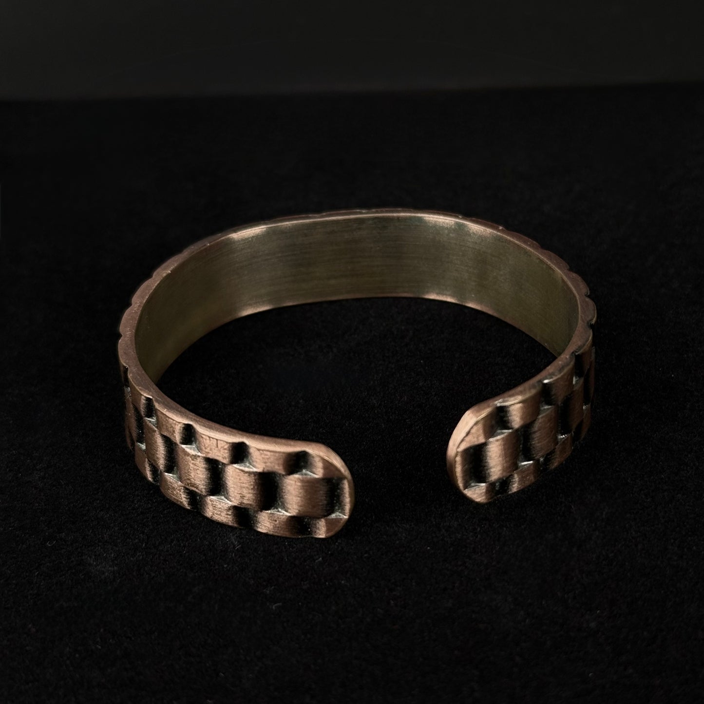 Kobber armbånd med magneter og præget mønster