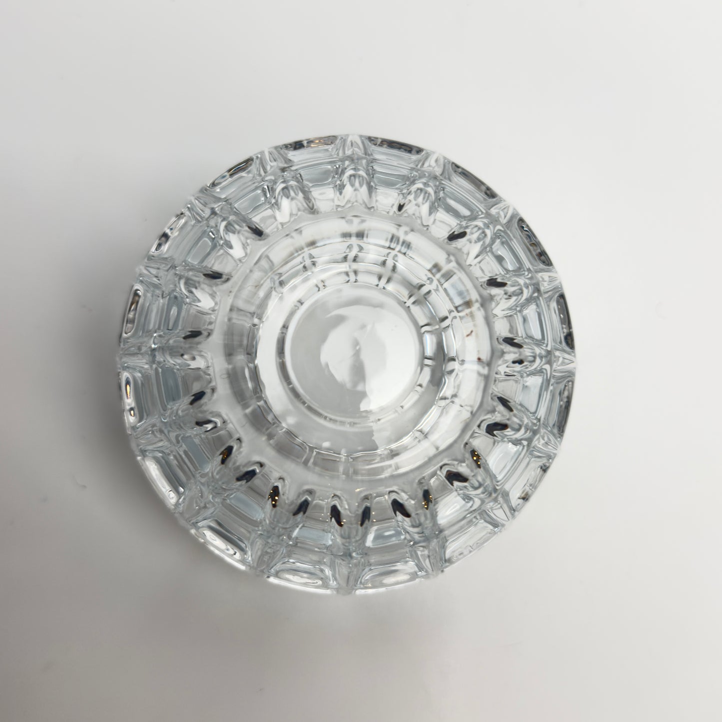 Vintage fyrfadstage i kraftigt klart glas med kubisk mønster