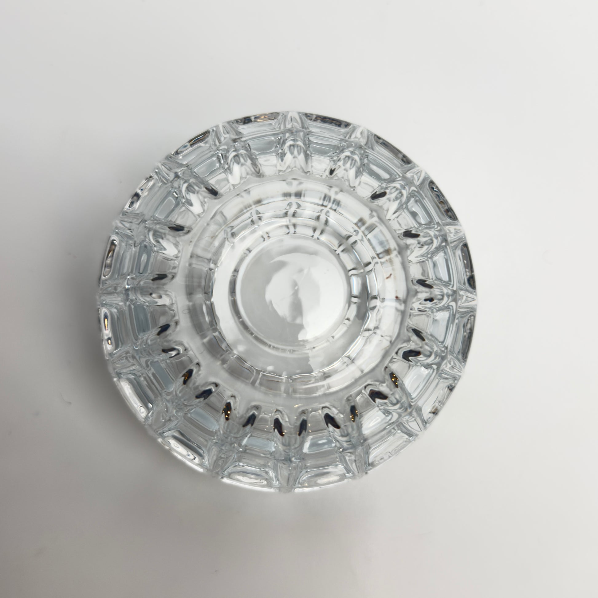 Vintage fyrfadstage i kraftigt klart glas med kubisk mønster