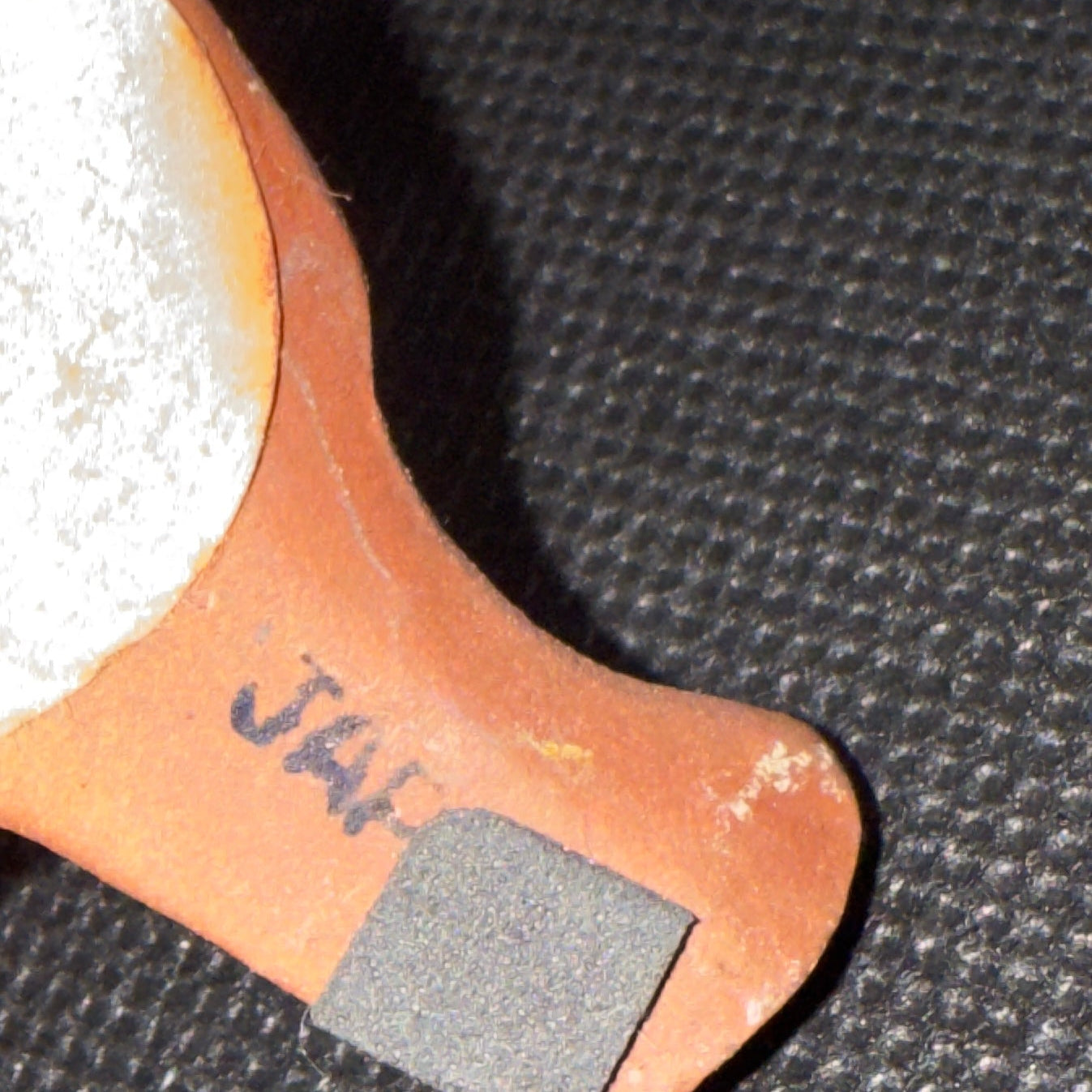 Lille japansk barnefigur i keramik – 1950’erne