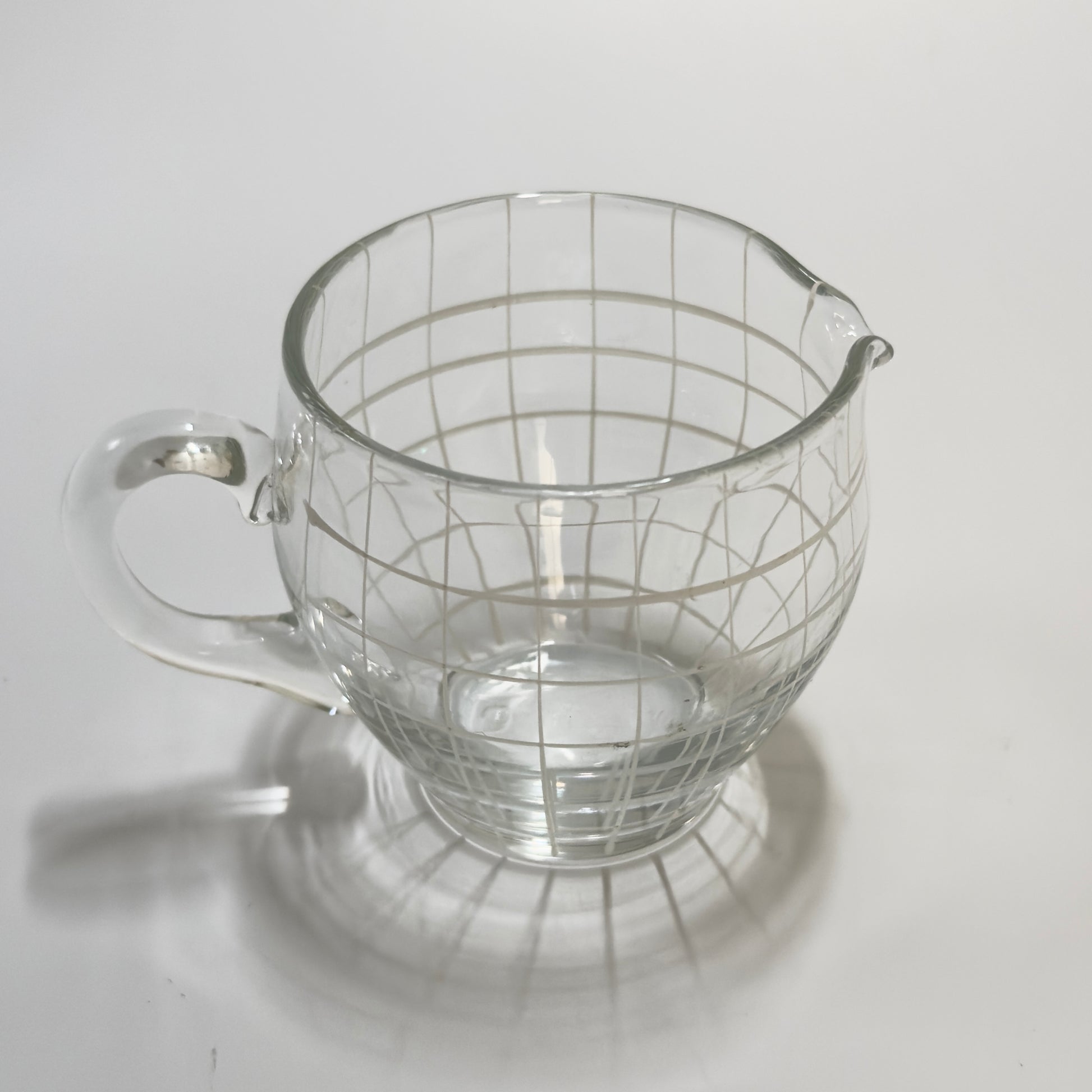 Vintage flødekande i klart glas med hvidt gittermønster – mid century design