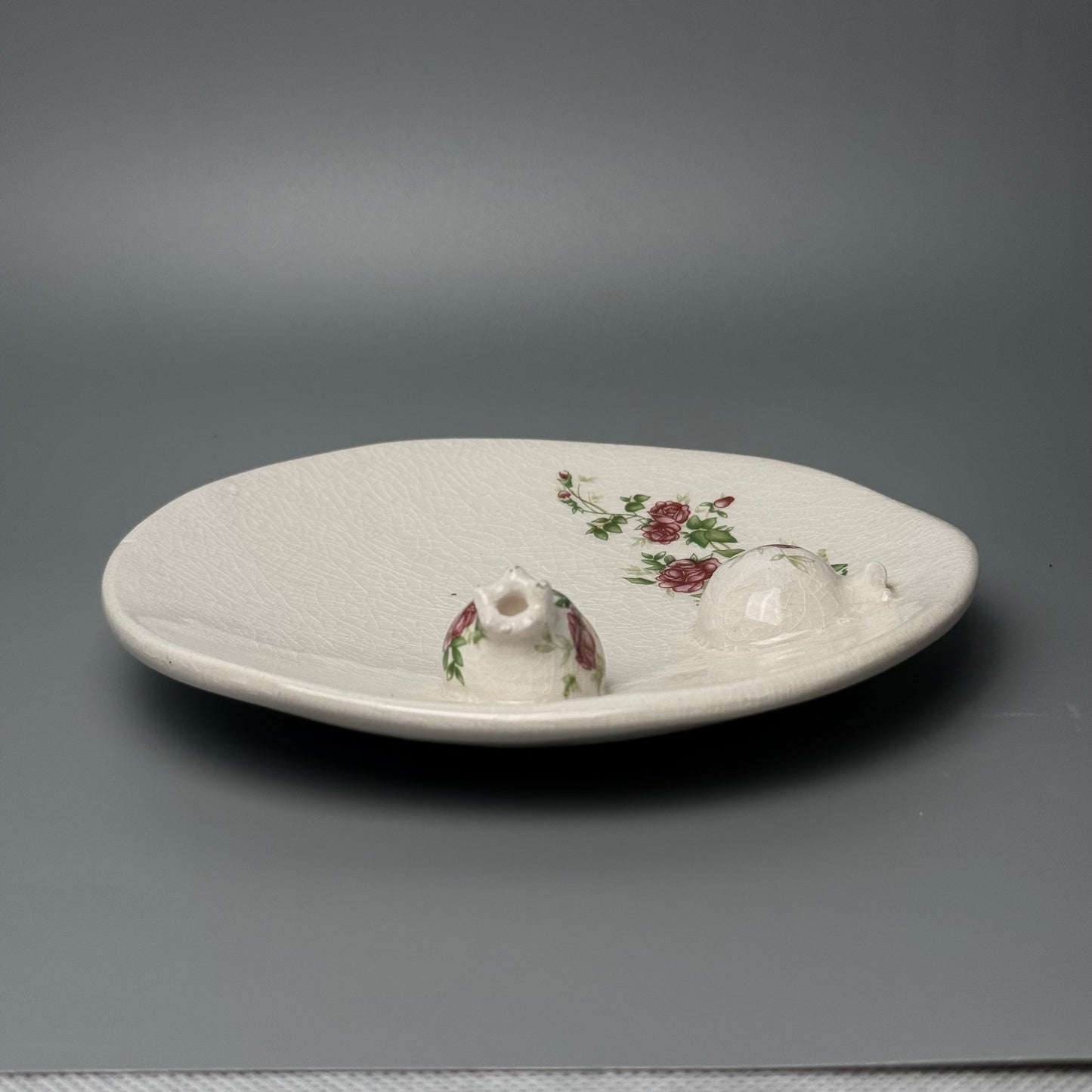 Vintage smykkefad i krakeleret fajance med rosedekor og granatæbler - midcentury