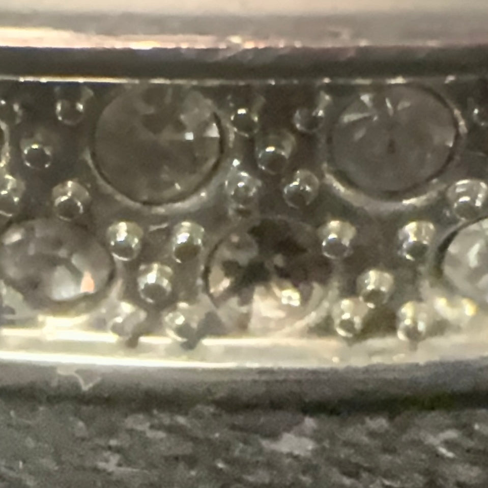 Sølvfarvet hængslet armring med magnetlås og rhinsten