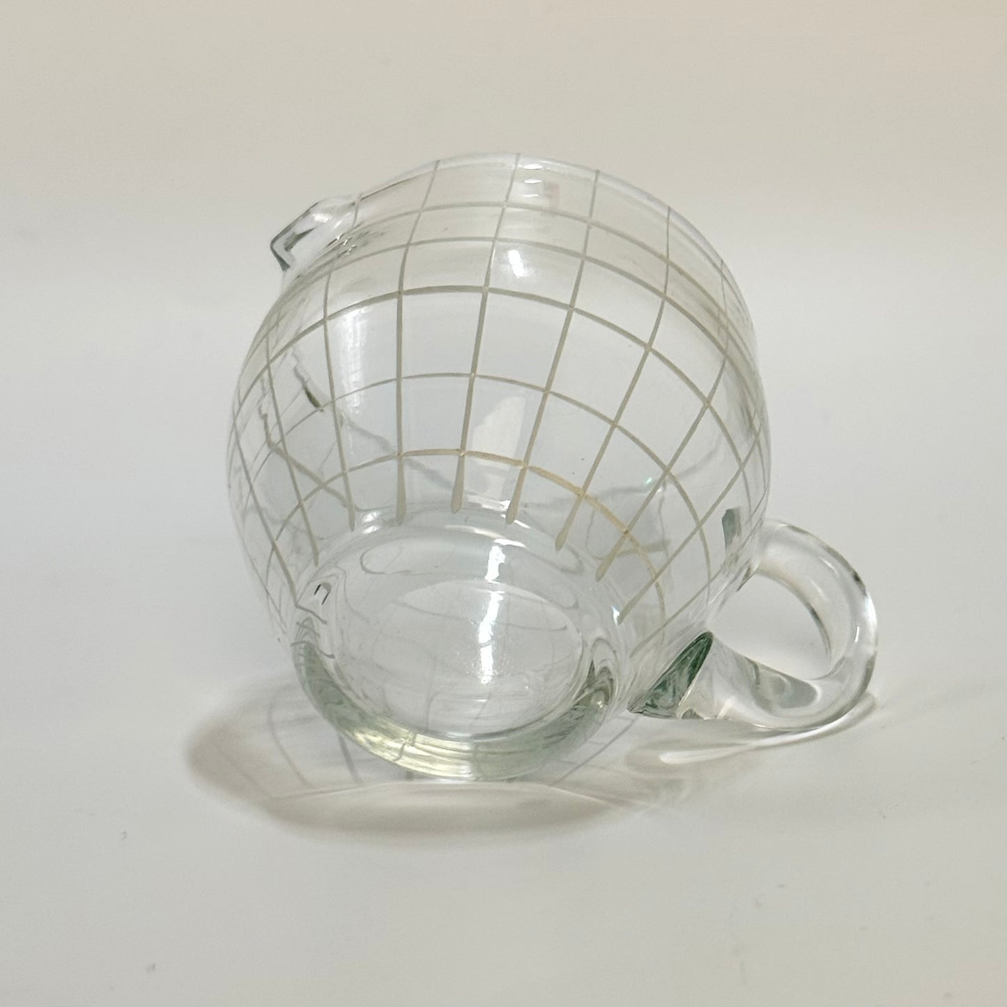 Vintage flødekande i klart glas med hvidt gittermønster – mid century design