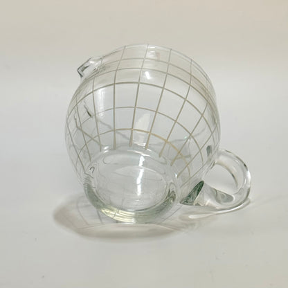 Vintage flødekande i klart glas med hvidt gittermønster – mid century design