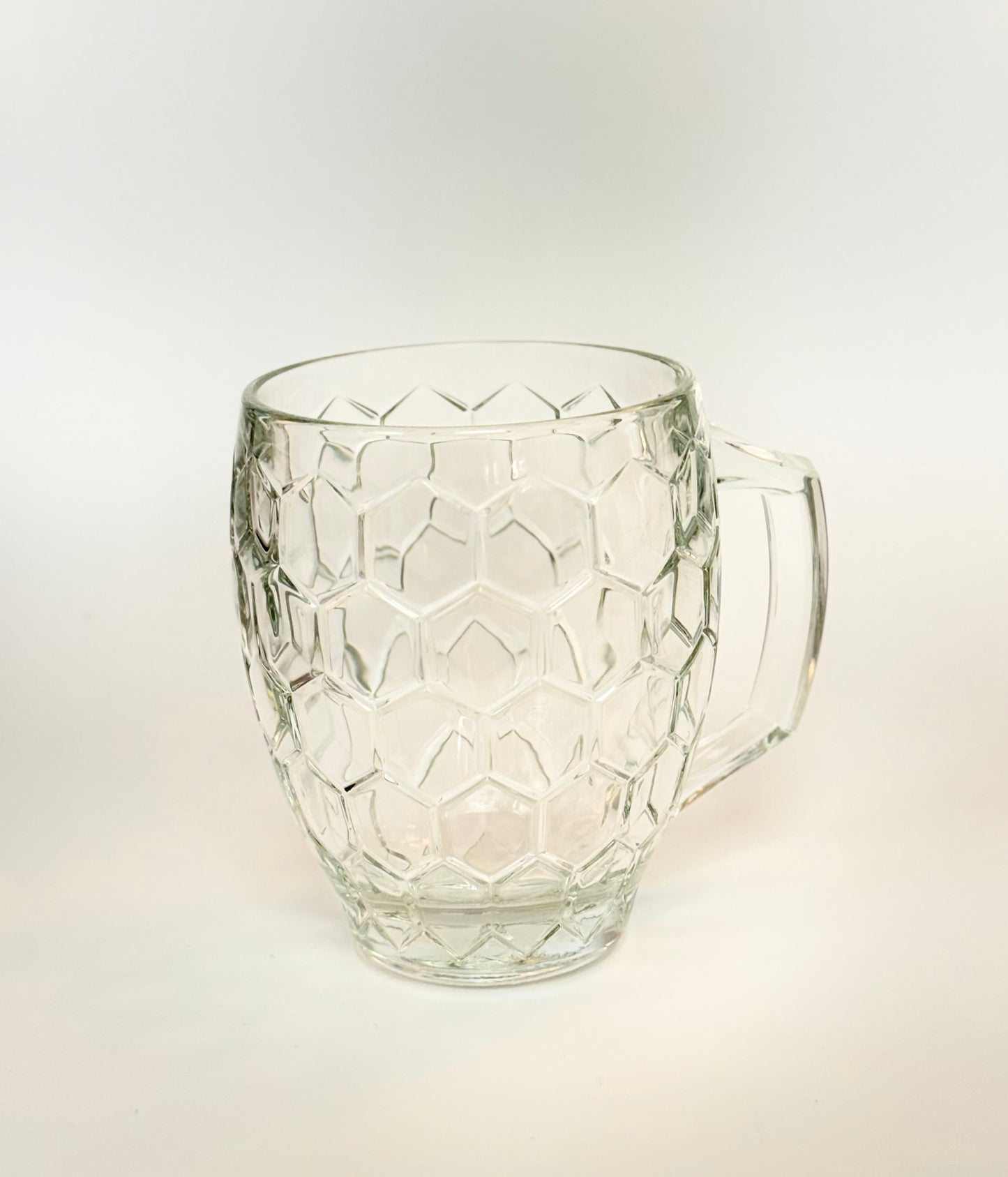 Erik Bagger ølkrus i solidt presset glas med hexagonmønster - 40 cl