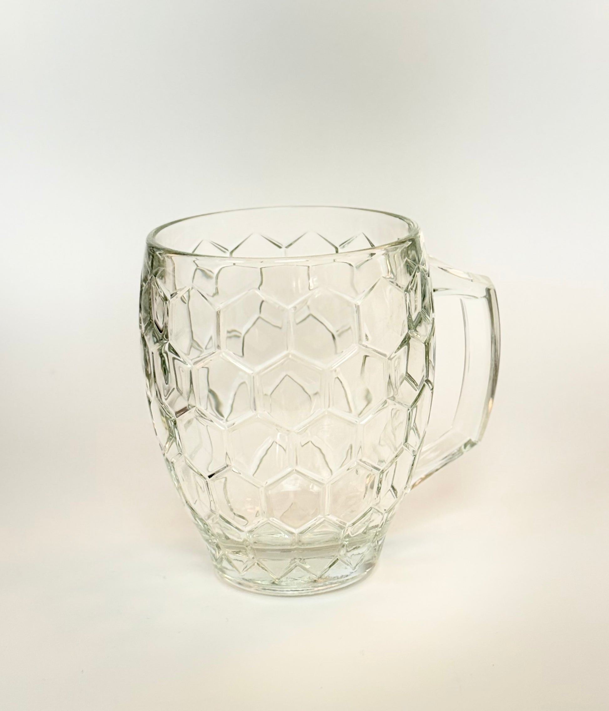 Erik Bagger ølkrus i solidt presset glas med hexagonmønster - 40 cl