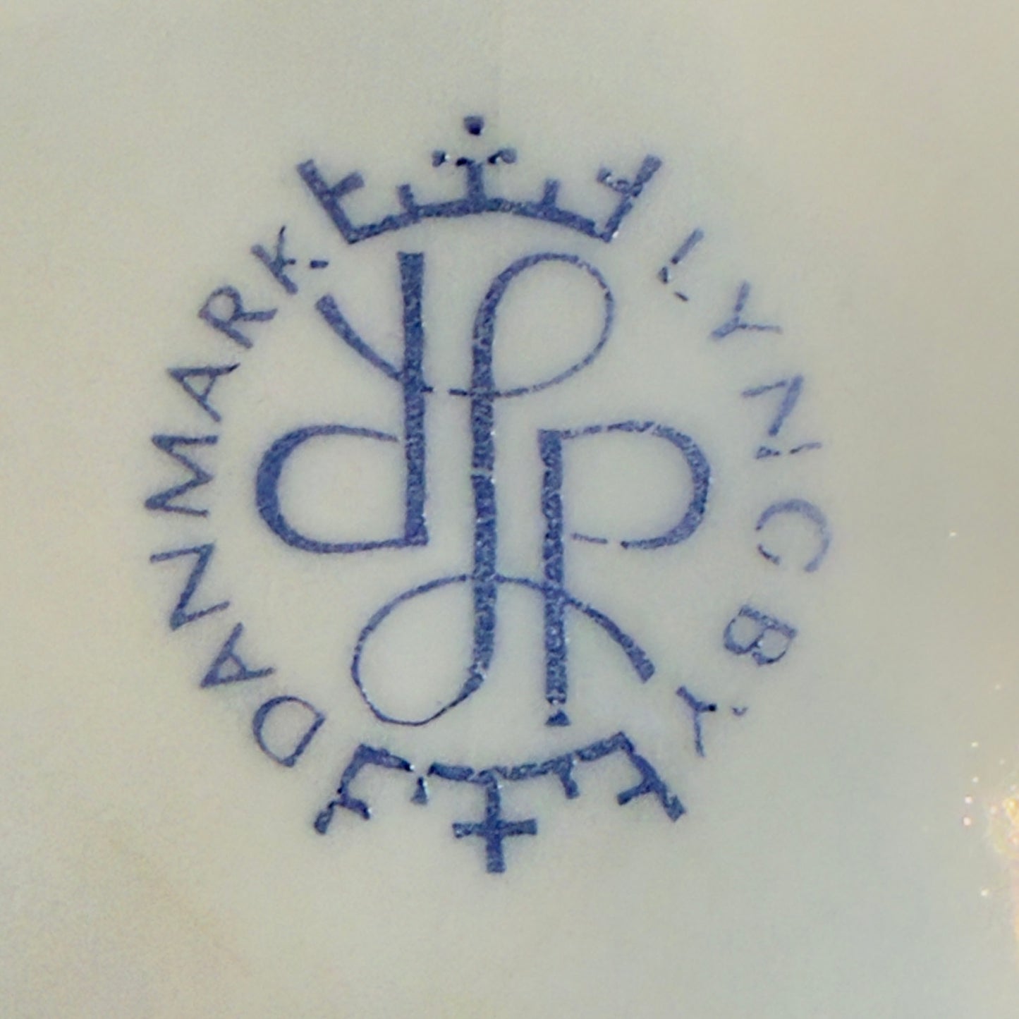 Lyngby Porcelæn kaffekop med underkop og kagetallerken – guldmæanderbort, Danmark