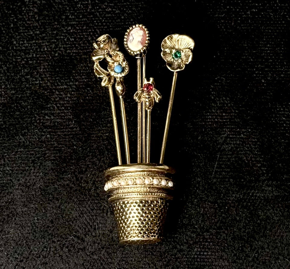 Vintage broche med fingerbøl og hattepinde – guldfarvet samlersmykke