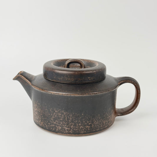 Arabia Ruska tekande i mørk reaktiv glasur fra 1960’erne