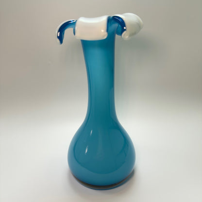 Mundblæst glasvase i hvid og blå opalglas